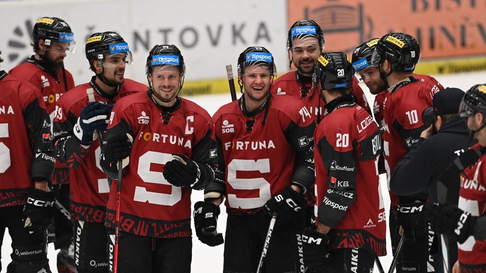Hokejisté Sparty oslavují vítězství v Olomouci
