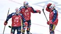 Hokejisté Pardubic oslavují trefu Jana Mandáta (vpravo)