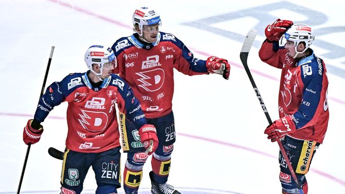 Pardubice - Budějovice 5:2. Po obratu kanonáda a Dynamo je druhé. Zářil Červenka Pardubice - Budějovice 5:2. Po obratu kanonáda a Dynamo je druhé. Zářil Červenka