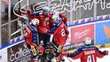 Pardubičtí hokejisté se radují z gólu Jáchyma Kondelíka (vlevo uprostřed)