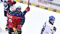 Pardubičtí hokejisté oslavují další gól vedle smutnícího Jaromíra Jágra