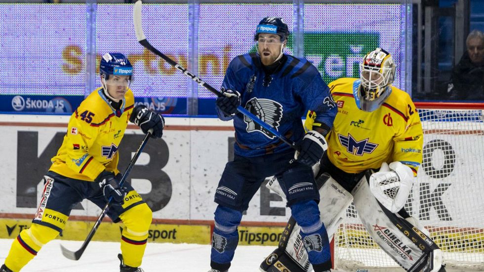 Plzeňský útočník Jakub Lev se snaží clonit před brankářem Motoru Niclasem Westerholmem