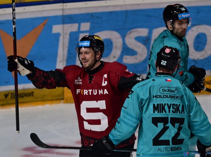 ONLINE: Sparta hájí první místo, nad Vary vede 1:0, přestřelka v Hradci. Motor - Dynamo 3:4 ONLINE: Sparta hájí první místo, nad Vary vede 1:0, přestřelka v Hradci. Motor - Dynamo 3:4