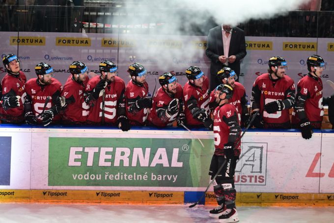 Kletba prolomena. Sparta téměř po třech letech doma porazila Vary, zazářili Řepík s Chlapíkem Kletba prolomena. Sparta téměř po třech letech doma porazila Vary, zazářili Řepík s Chlapíkem