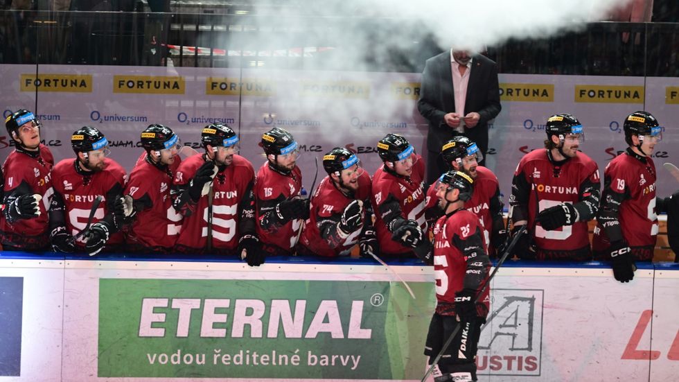 Sparťan Michal Řepík oslavuje gól s parťáky na střídačce