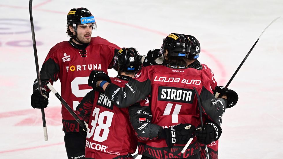 Hokejisté Sparty se radují ze vstřelené branky