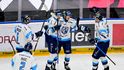 Liberečtí hokejisté oslavují trefu Adama Najmana (uprostřed)