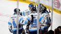 Liberečtí Bílí Tygři slaví trefu Jaromíra Péreze (vpravo)