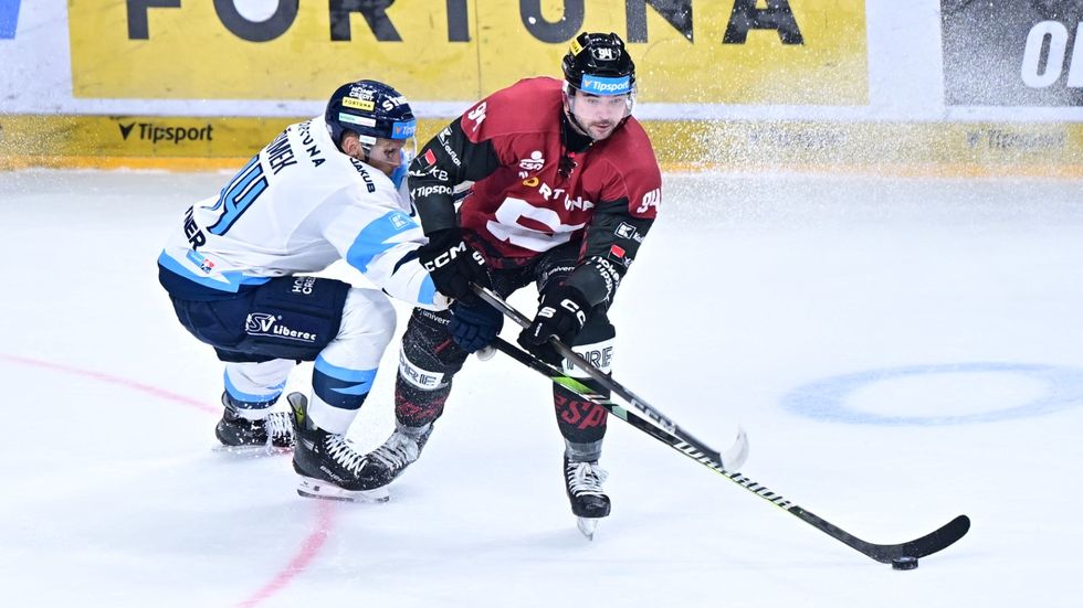 Útočník Sparty Devin Shore si hlídá puk před libereckým kapitánem Radimem Šimkem