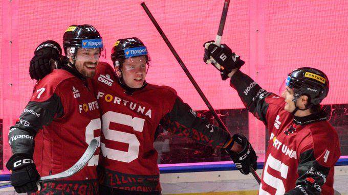 ONLINE: Sparta drtí Olomouc 7:1! Kladno - Pardubice 0:1. Kometa bojuje s Plzní ONLINE: Sparta drtí Olomouc 7:1! Kladno - Pardubice 0:1. Kometa bojuje s Plzní