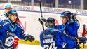 Vítkovičtí hokejisté se radují z gólu Marka Kaluse (vpravo)