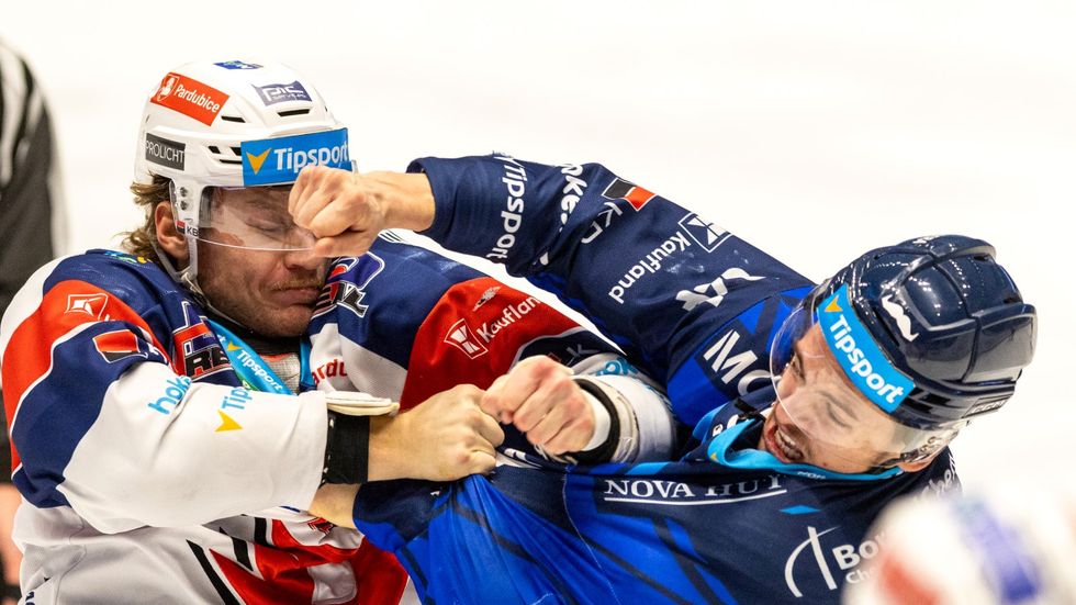 Pardubický bek John Ludvig se rve s Krysztofem Maciasem z Vítkovic