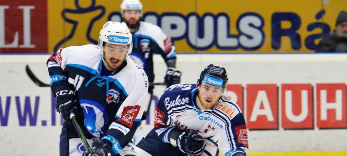 Plzeňský zadák Michal Moravčík uhání před Jakubem Lvem