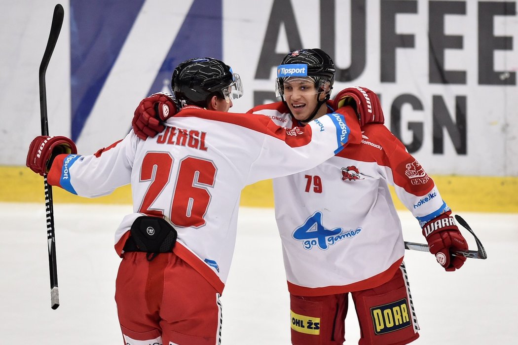 Olomoučtí hokejisté Aleš Jergl (vpravo) s Jakubem Galvasem se radují ze vstřelené branky