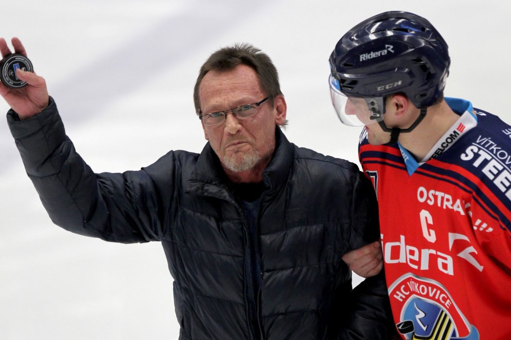 Čestné buly vhodil při utkání Vítkovice-Liberec legendární útočník Miroslav Fryčer