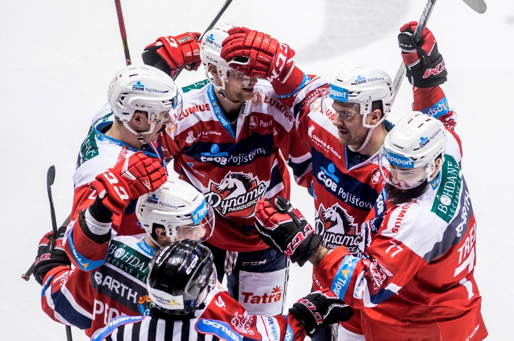 Hokejisté pardubického Dynama se radují z vítězství