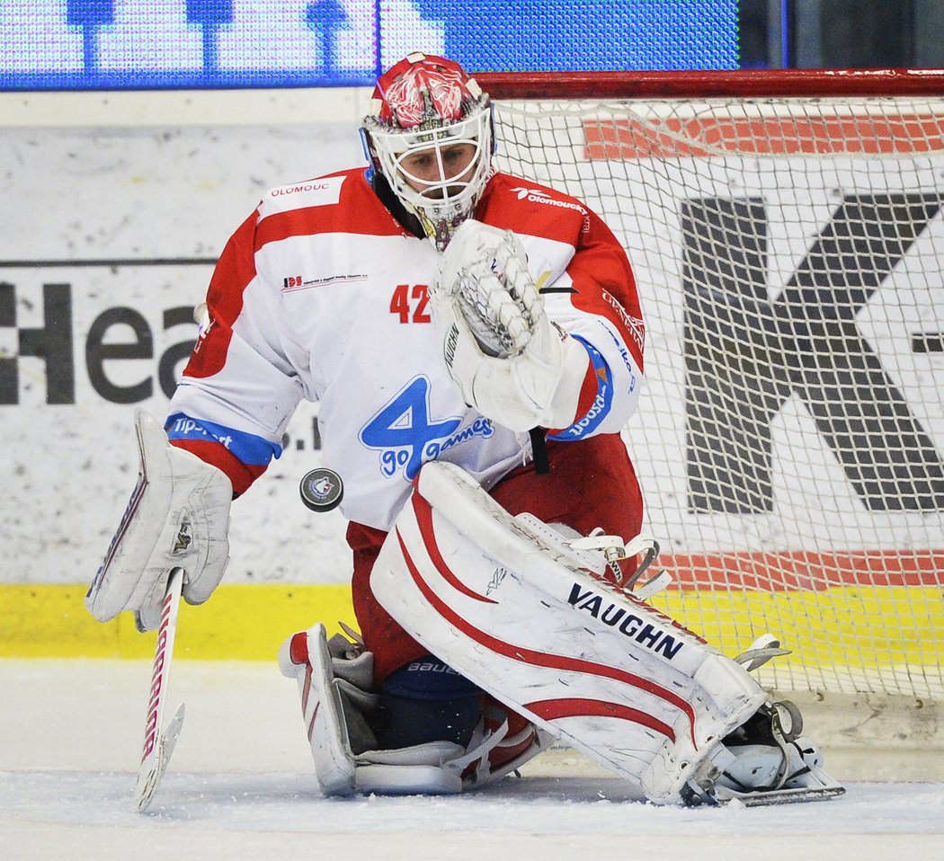 Branislav Konrád z Olomouce inkasuje branku