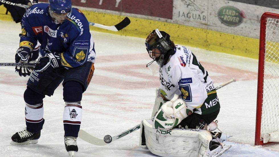 Jiří Burger před karlovarským gólmanem Lukášem Mensatorem