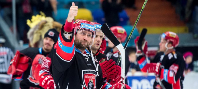 Hradecký kapitán Jaroslav Bednář chválí domácí fanoušky po výhře nad Plzní