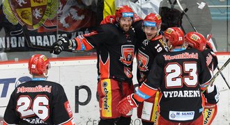 VIDEO: Mountfield smetl Plzeň 6:0! Sparta znovu padla, Chomutov zabral