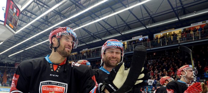 Hradečtí borci Radek Smoleňák a Jaroslav Bednář se radují z výhry