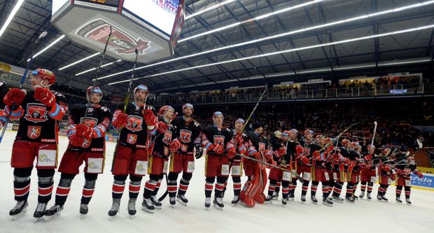 Hradečtí hokejisté slaví výhru nad Plzní Hradečtí hokejisté slaví výhru nad Plzní