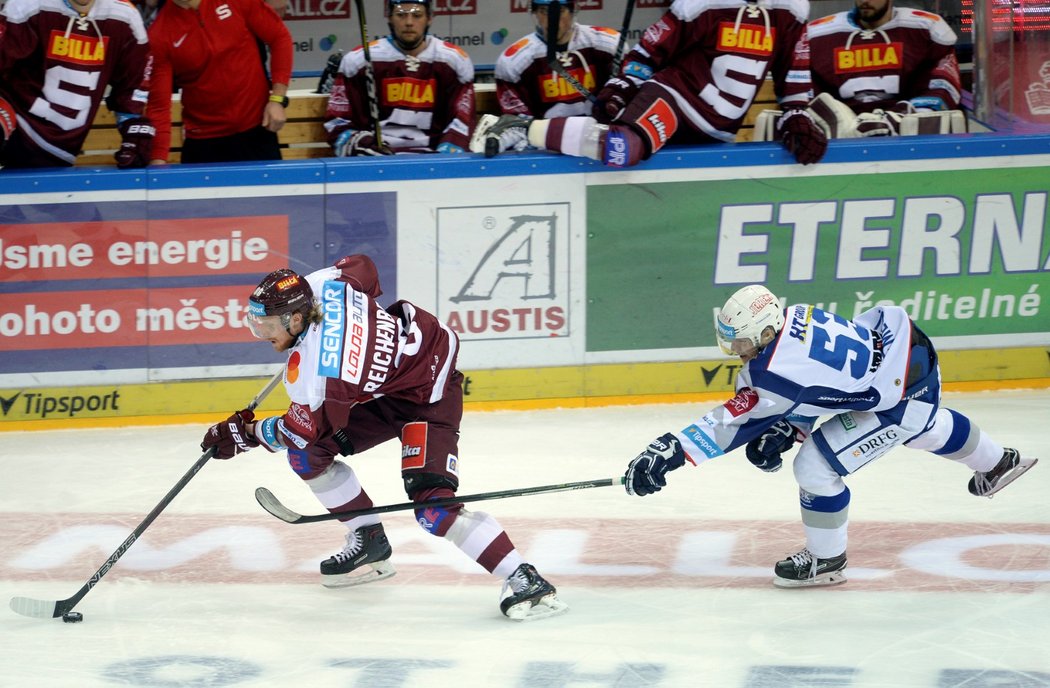 Norský sparťan Alexander Reichenberg ujíždí Vojtěchu Němcovi z Komety