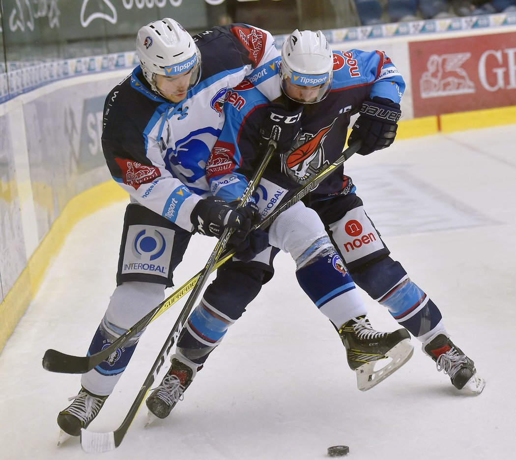 Plzeňský bek Peter Čerešňák v souboji s Pirátem Romanem Chloubou