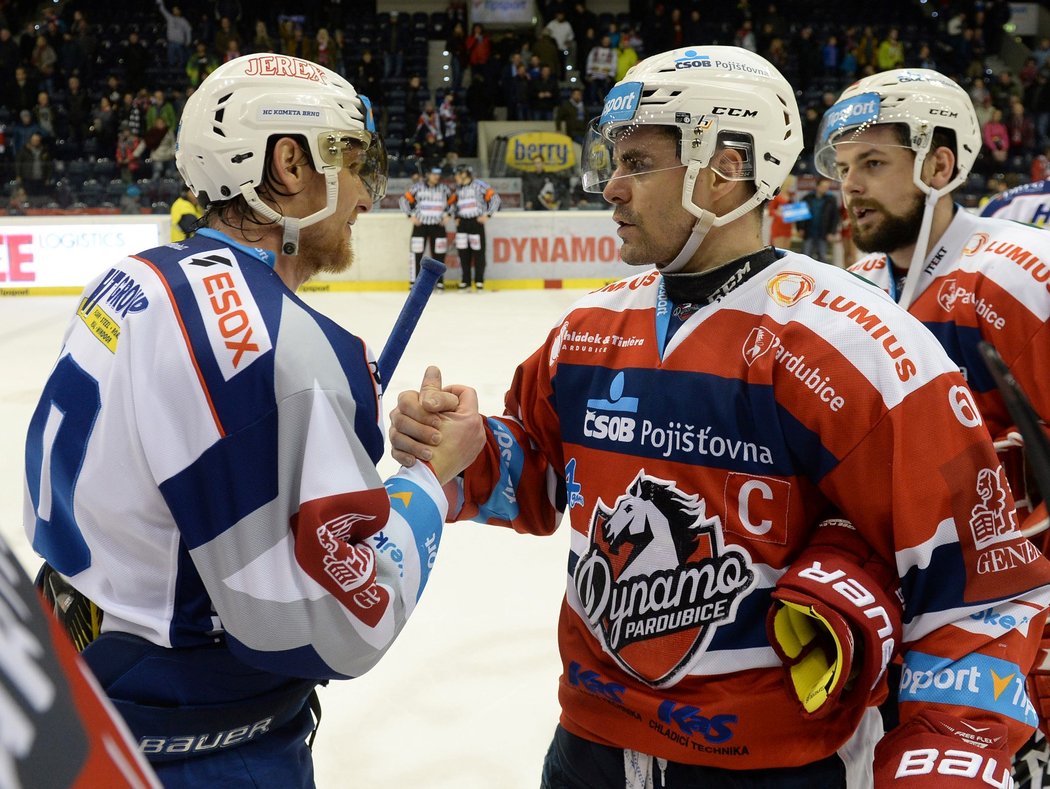 Martin Erat z Komety se zdraví s pardubickým kapitánem Tomášem Rolinkem