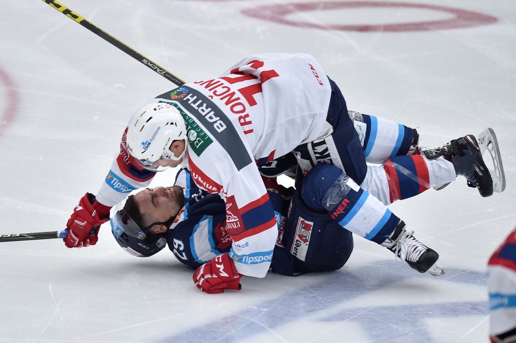 Pardubický obránce Marek Trončinský padá na Bílého Tygra Lukáše Krenželoka