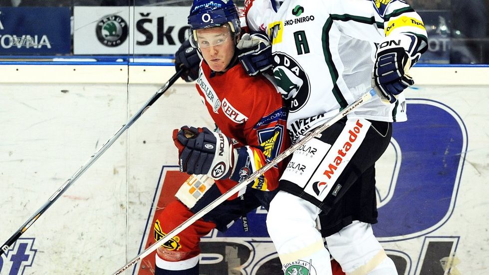 Radim Vrbata v souboji s Michalem Klejnou