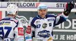Hokejisté Komety Brno oslavují výhru nad Vítkovicemi