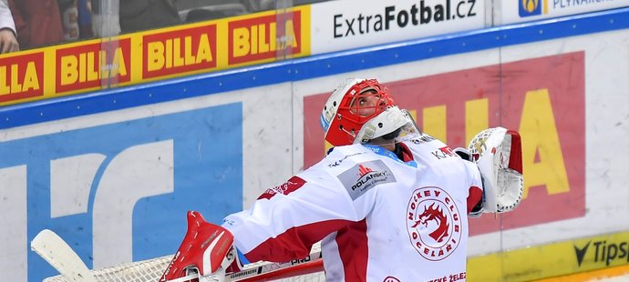 Tradiční vítězný pohled do nebe třineckého brankáře Šimona Hrubce