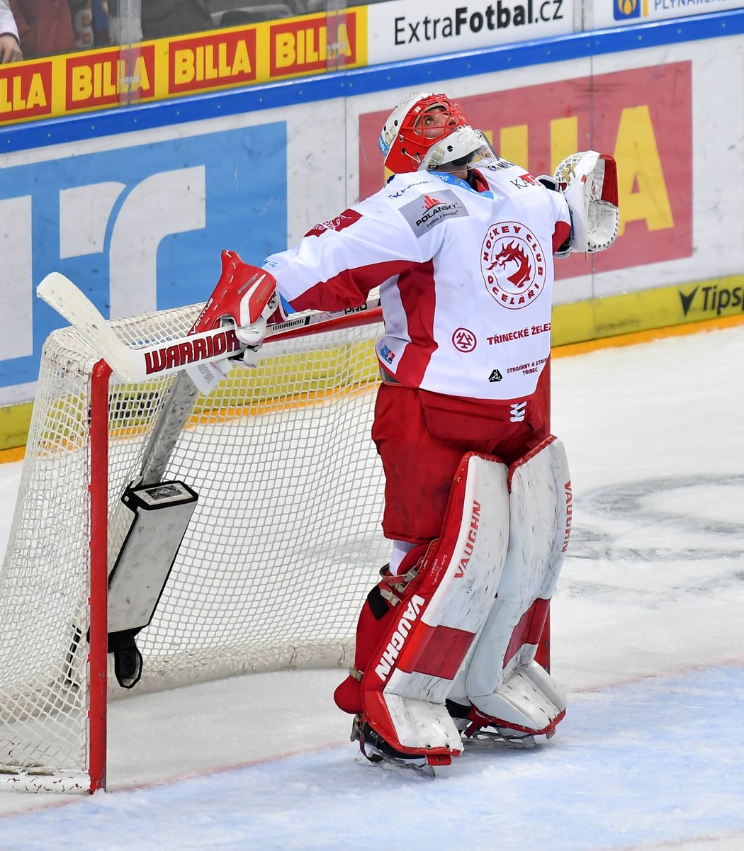 Tradiční vítězný pohled do nebe třineckého brankáře Šimona Hrubce