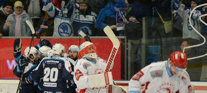 Na jedné straně radost plzeňských hokejistů ze vstřelené branky a na druhé třinecký smutek