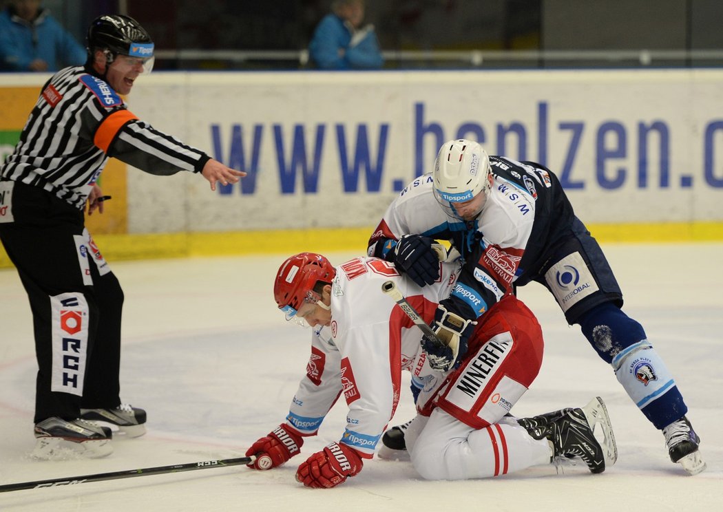 Plzeňský obránce Jakub Kindl srazil k ledu třineckého soupeře Lukáše Kováře