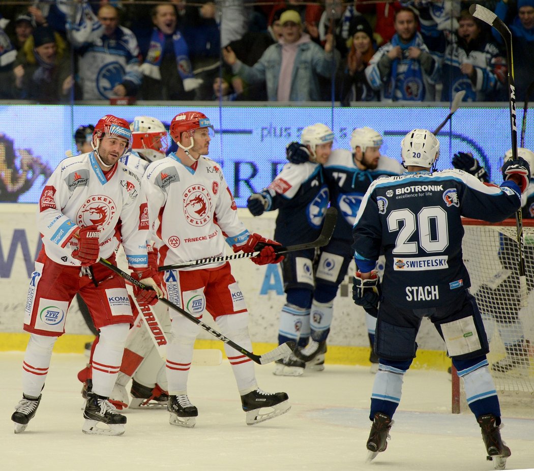 Plzeňští hokejisté oslavují gól vstřelený Třinci