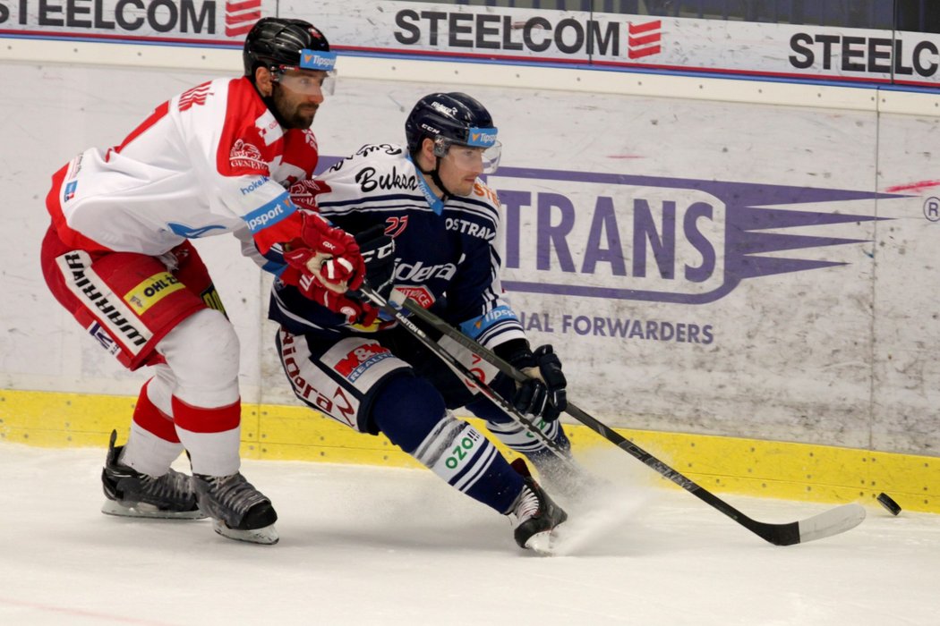 Olomoucký bek Martin Vyrůbalík v souboji s Rastislavem Dejem z Vítkovic