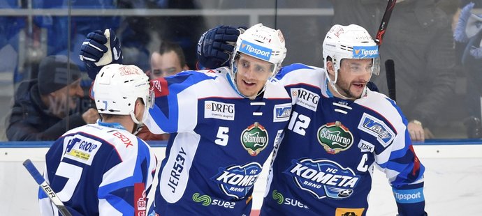 Brněnští hokejisté se radují ze vstřeleného gólu