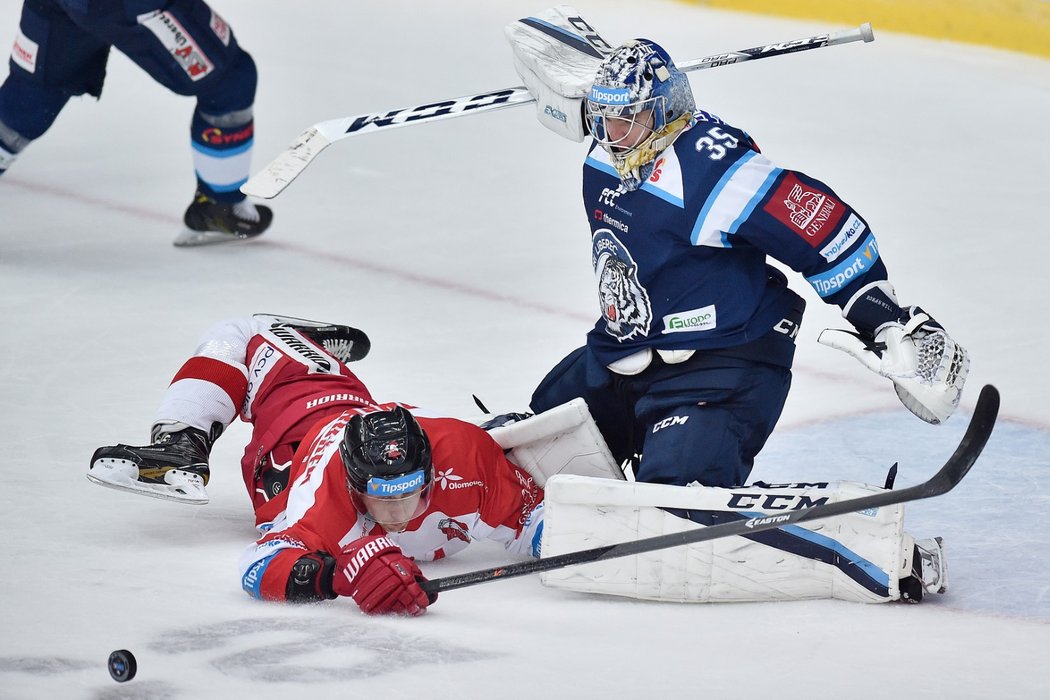 Brankář Roman Will musel čelit padajícímu Jiřímu Ondruškovi