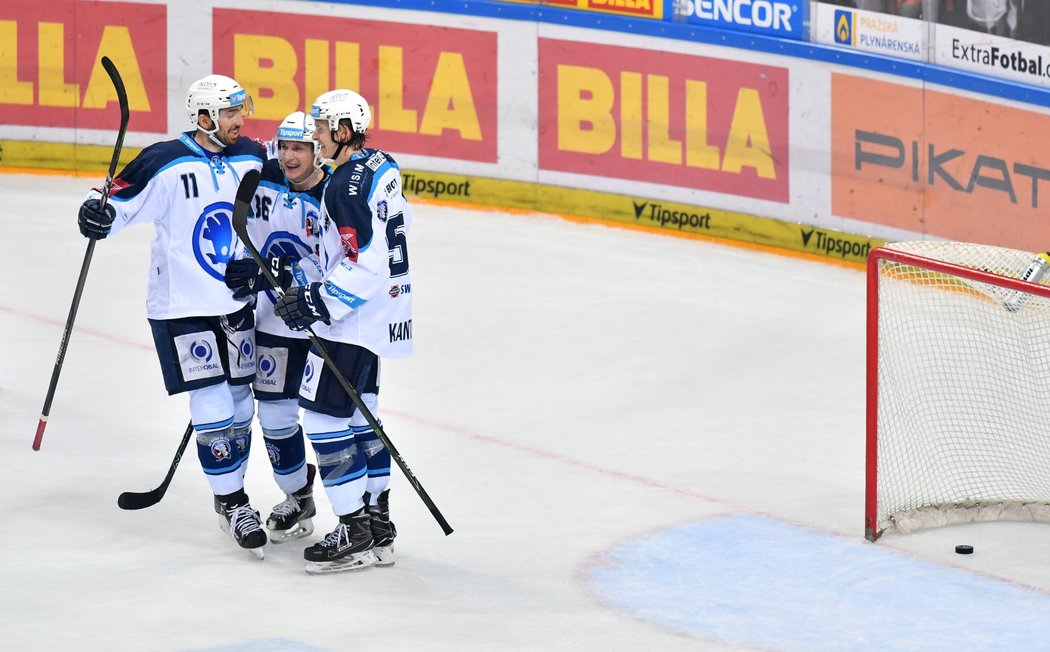 Plzeňští hokejisté oslavují gól do prázdné