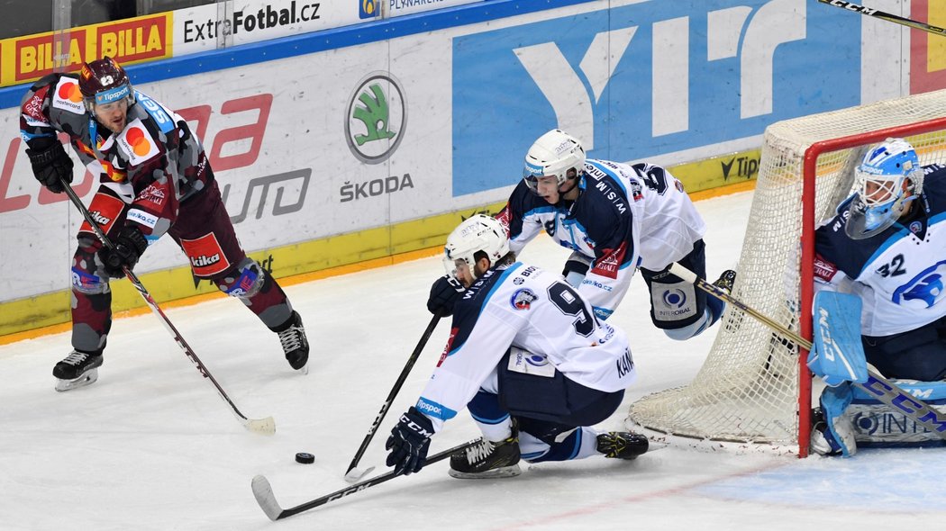 Plzeňský val před Miroslavem Svobodou brání v útoku sparťanovi Lukáši Pechovi