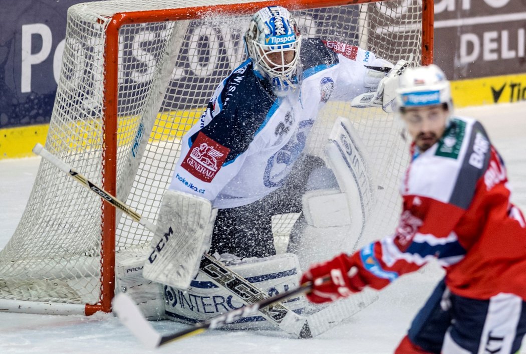 Plzeňský brankář Alexandr Hylák v duelu proti Pardubicím