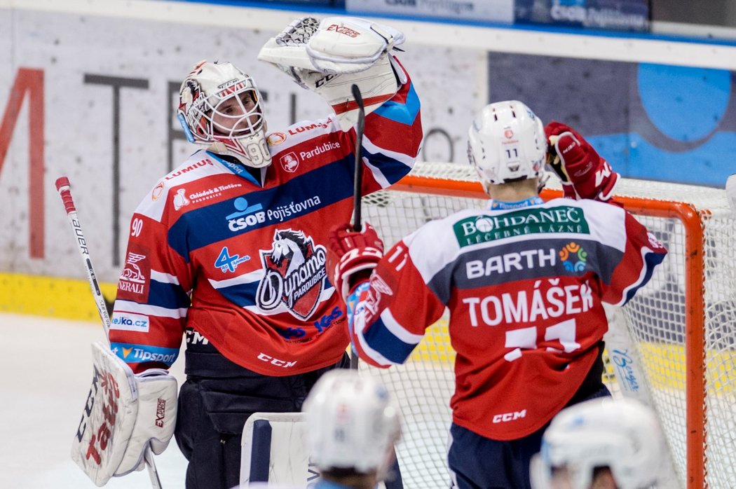 Brankář Ondřej Kacetl a útočník David Tomášek se radují z výhry nad Plzní