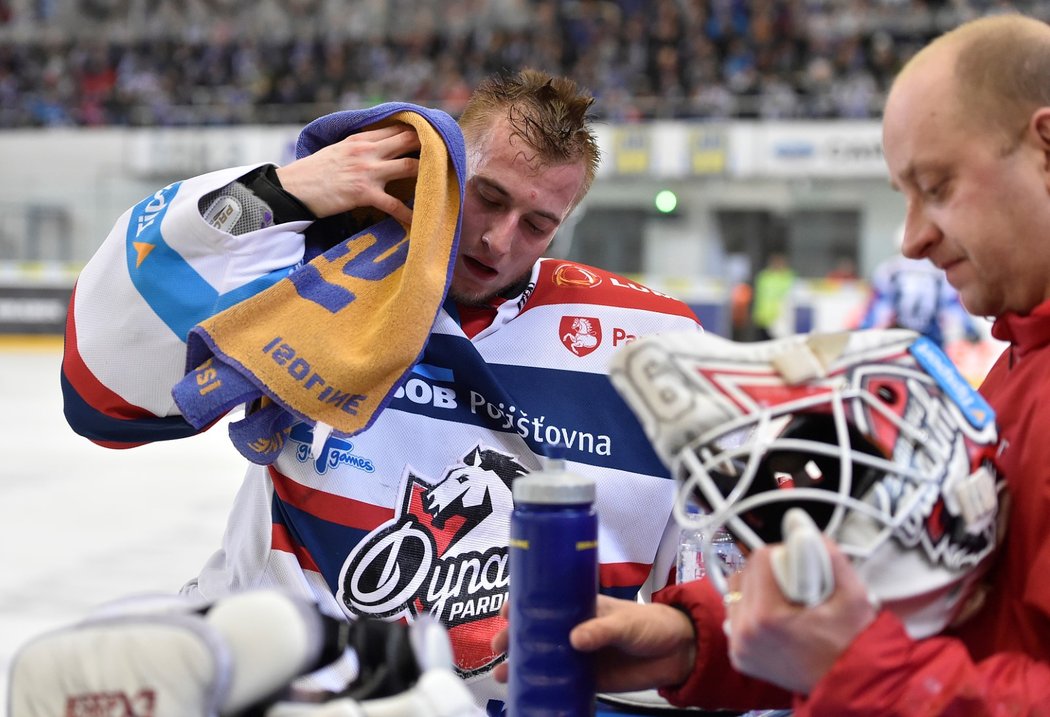 Brankář Ondřej Kacetl bez masky