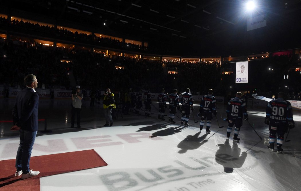 Atmosféra jako v NHL. Dres Petra Nedvěda byl slavnostně vyvěšen ke stropu liberecké arény