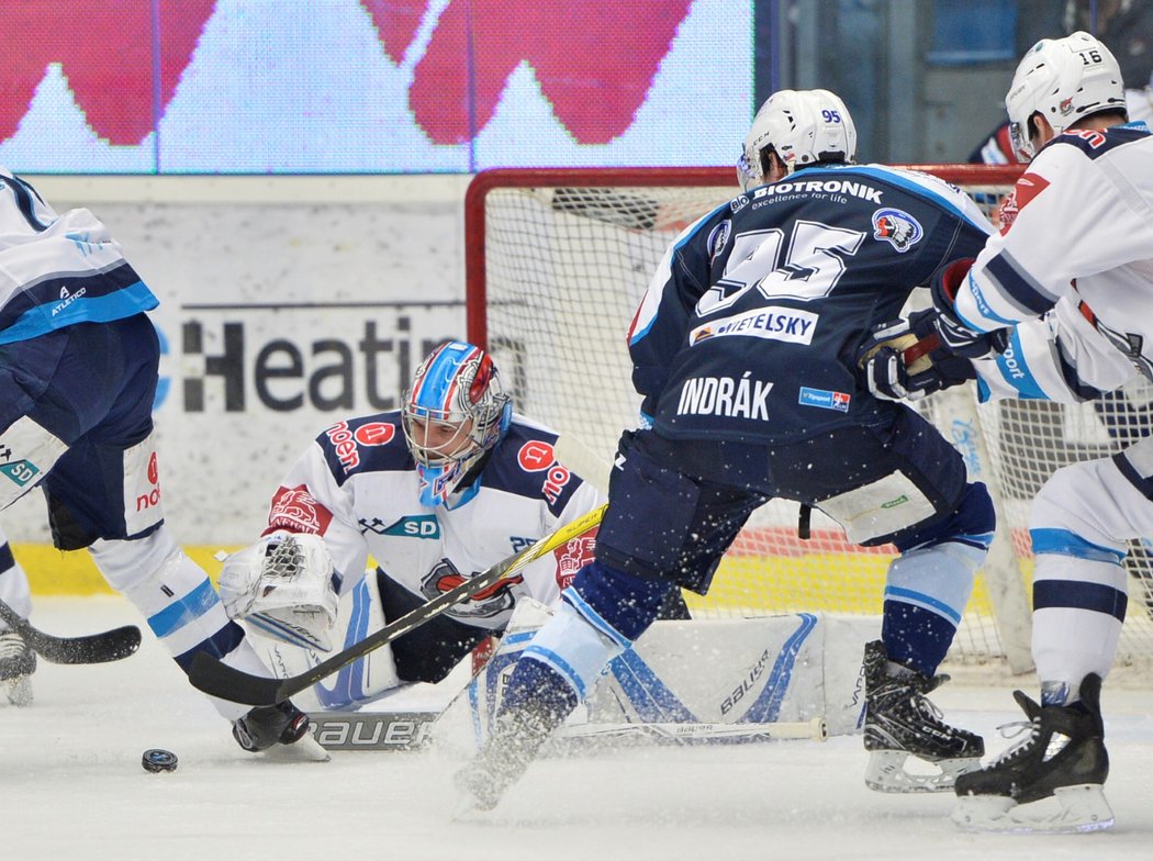 Plzeňský střelec Miroslav Indrák si na Štěpána Lukeše nepřišel