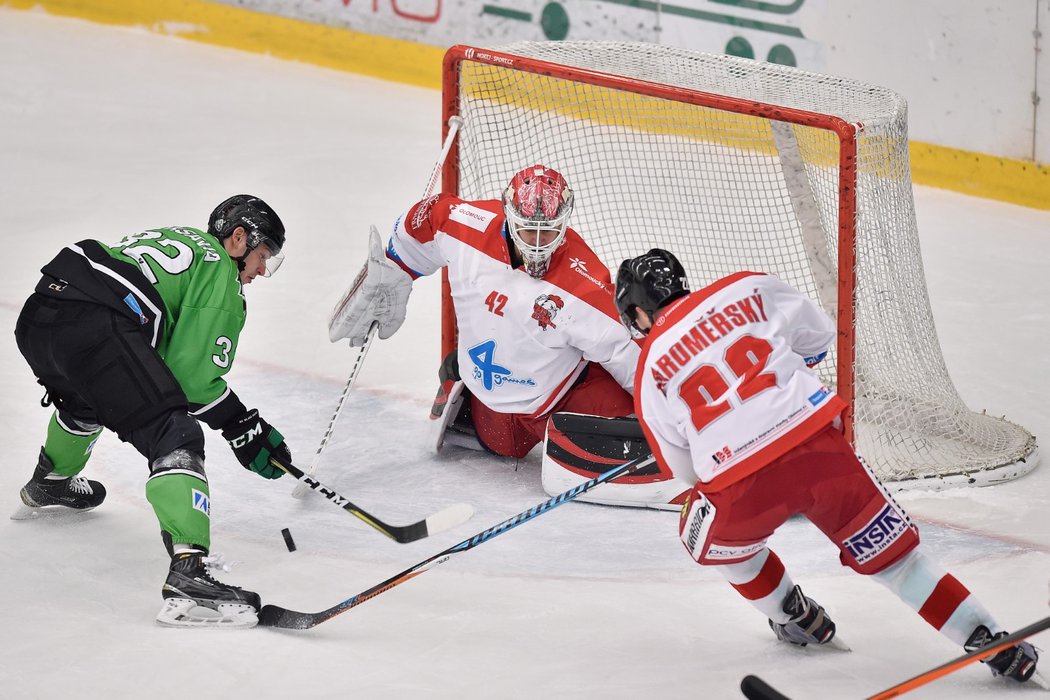 Jakub Orsava si na olomouckého gólmana Branislava Konráda nepřišel