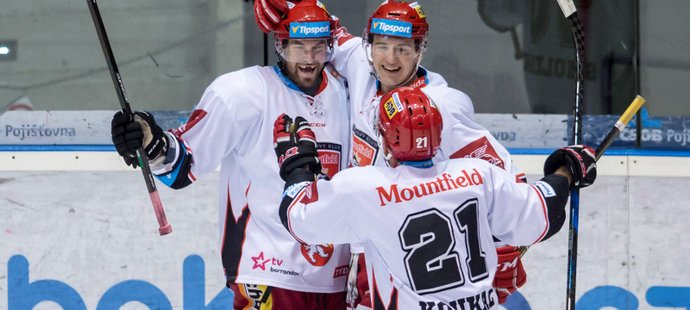 Hradečtí hokejisté se radují z branky Radka Smoleňáka (vlevo)