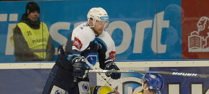 Plzeňský zadák Jakub Kindl v souboji s padajícím Michalem Popelkou ze Zlína